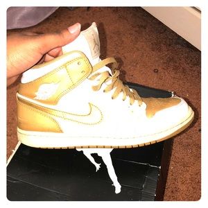 White metallic gold Jordan 1s okay Condition